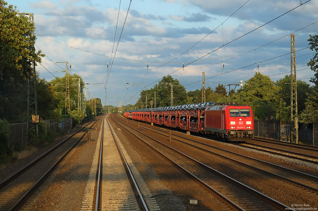 Bei Bremen Hbf befördert die 185 248 einen Autozug zum Nordseehafen Bremerhaven, 8.8.2019.