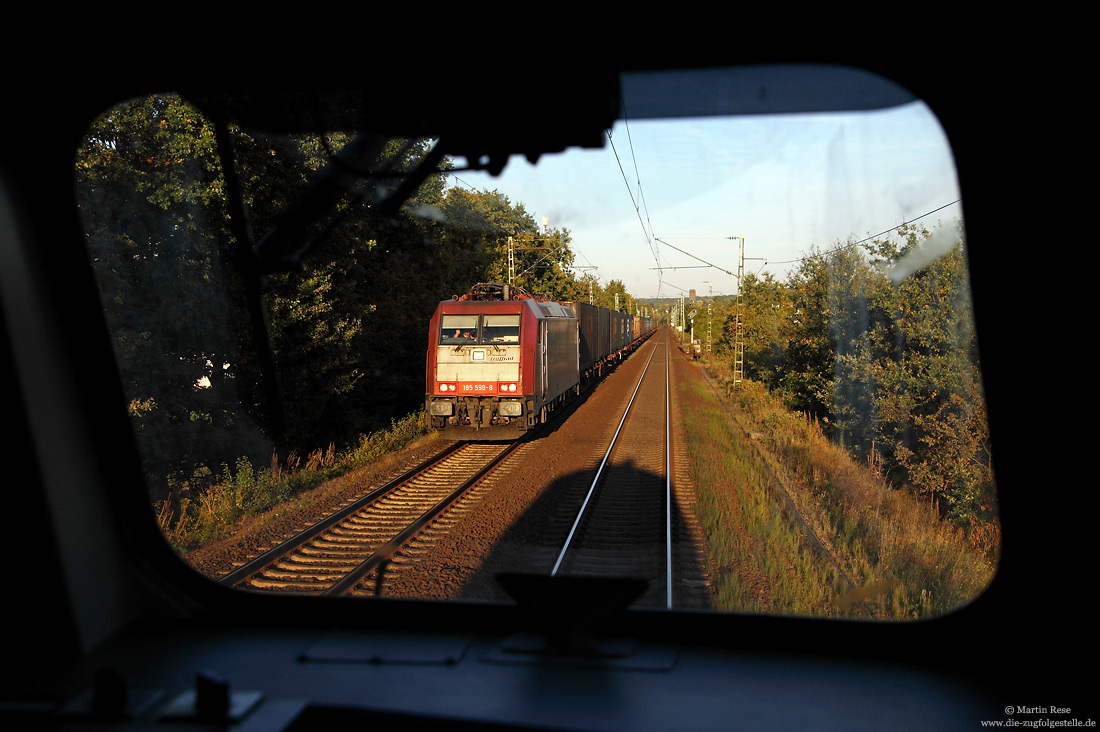 Nahe Heidesheim eilt die 185 599 am 30.9.2012 mit einem KV-Zug gen Norden, unverkennbar aus einer Lok der Baureihe 218 fotografiert.