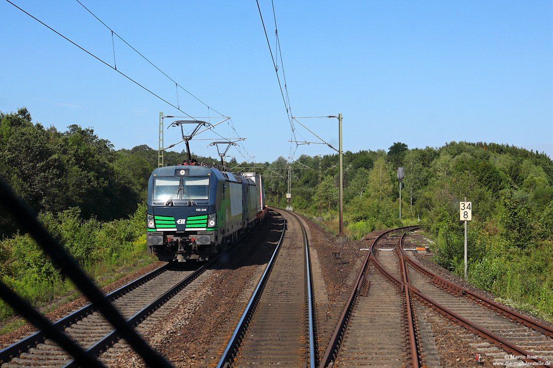 Am 1.8.2019 begegnet mir am Abzweig Sersheim-Aischbach die 193 244 mit einem KV-Zug gen Süden.<br>
Mit dem Bau der Schnellfahrstrecke Mannheim – Stuttgart wurde die Strecke Mühlacker – Bietigheim-Bissingen bei Vaihingen auf einer Länge von 6,5 km neu trassiert und es entstand der neue Bahnhof Vaihingen (Enz). Der an der ursprünglichen Stecke befindliche Bahnhof Vaihingen Nord blieb über eine eingleisige Stichbahn vom Abzweig Sersheim-Aischbach aus erreichbar, welche heute nicht mehr planmäßig befahren wird.