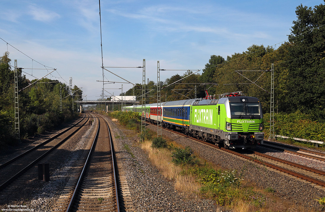 Aus dem Hamburg-Köln-Express (HKX) wurde im März 2018 der FLIX-Train, ein vom Unternehmen Flixbus betriebener Fernverkehrszug. Am 30.8.2019 fährt die 193 991 mit dem bunt gemischten FLX1805 aus Hamburg-Altona bei Kalkum dem nächsten Halt Düsseldorf Hbf entgegen.