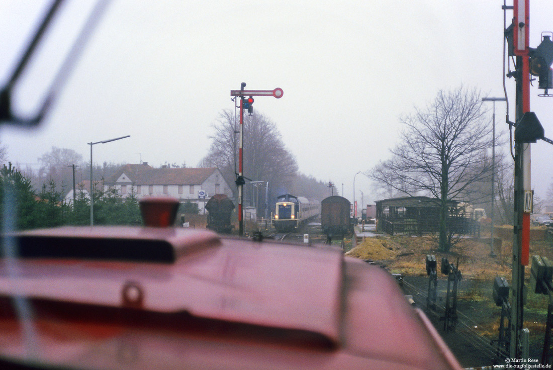 Eine Mitfahrt auf dem Führerstand der 211 270 von Delmenhorst nach Osnabrück ermöglichte am 27.2.1987 in Goldenstedt eine Aufnahme der 211 233 aus der Lokführerperspektive.