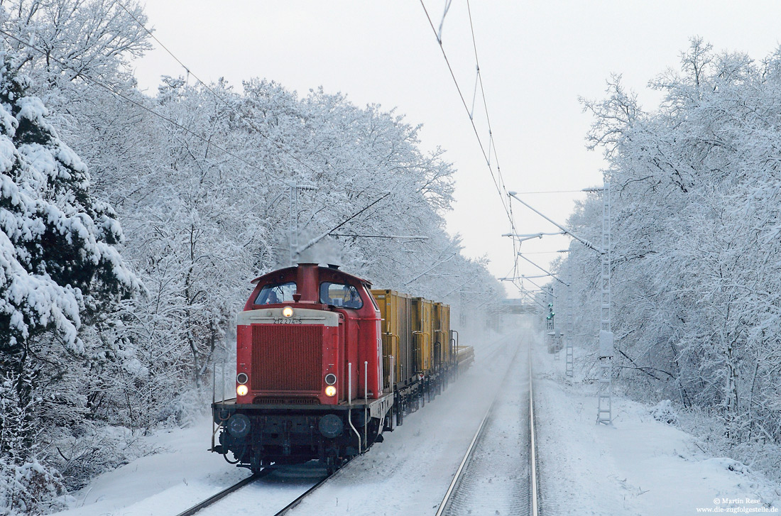 Zwischen Nauheim und Mainz Bischofsheim dieselt die 212 274 mit einem kurzen Bauzug durch die winterliche Landschaft, 9.12.2012.
