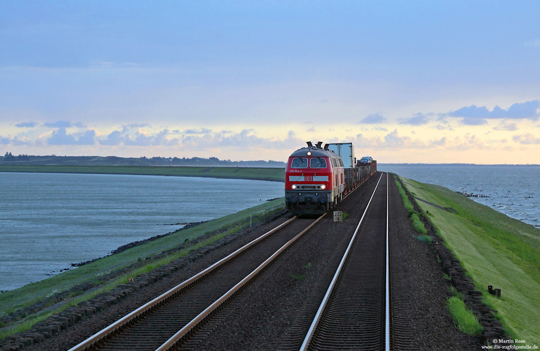 Im hohen Norden aus der ersten Reihe: 218 345 auf dem Hindenburgdamm