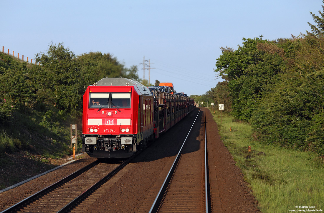 Im hohen Norden aus der ersten Reihe: 245 025 mit Syltshuttle bei Morsum auf der Insel Sylt