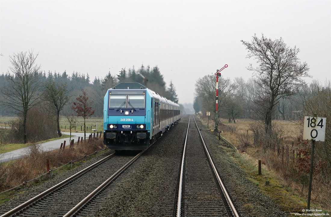 Im hohen Norden aus der ersten Reihe: 245 208 mit Formsignale bei Langenhorn