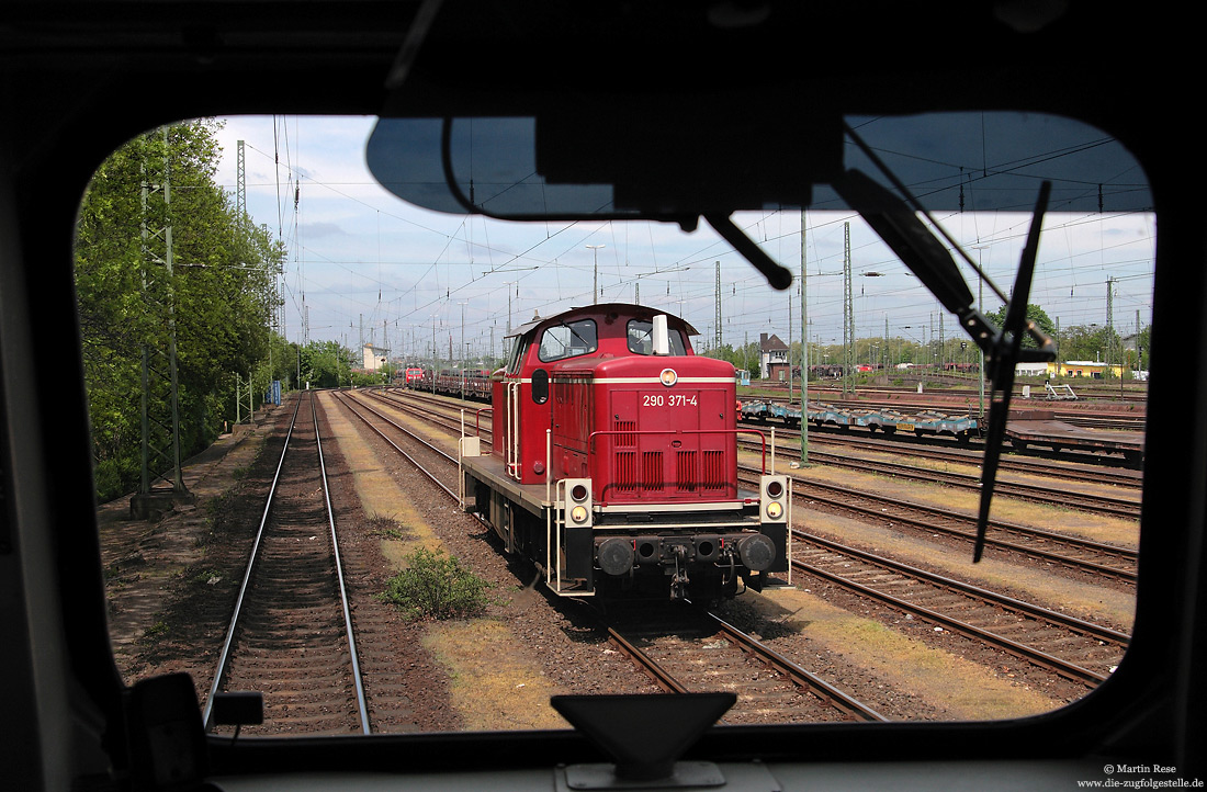 Im Bahnhof Köln-Kalk Nord rangiert am 5.5.2010 die designierte Museumslok 290 371, fotografiert aus der Abschlepplok 218 825. 