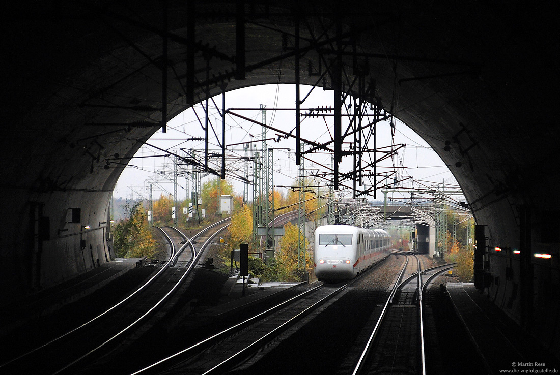 Am „XXL-Tunnelportal“ des Rollenbergtunnels zweigen die Strecken in Richtung Bruchsal und Heidelberg von der Schnellfahrstrecke Mannheim – Stuttgart ab. Hier fährt der ICE595 (Berlin Ostbahnhof – München Hbf am 29.10.2008 in das 3303 Meter lange Bauwerk ein.