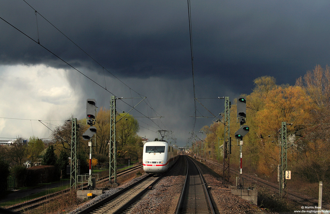 Auf meiner Fahrt von Basel Bad Bf nach Köln Hbf begegnete mir am 1.4.2010 bei Karlsruhe-Hagsfeld der vor einem Unwetter 