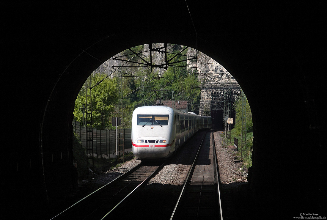 Bis zur Inbetriebnahme des Katzenbergtunnels mussten die Züge in Richtung Basel, nach weitgehend ungehinderter Fahrt durch das breite Rheintal, die Geschwindigkeit für die letzten Kilometer ab Schliengen stark drosseln. So auch der ICE72, der am 18.4.2011 mit gerade mal 80 km/h in den zwischen Rheinweiler und Istein befindlichen Kirchberg-Tunnel einfährt.