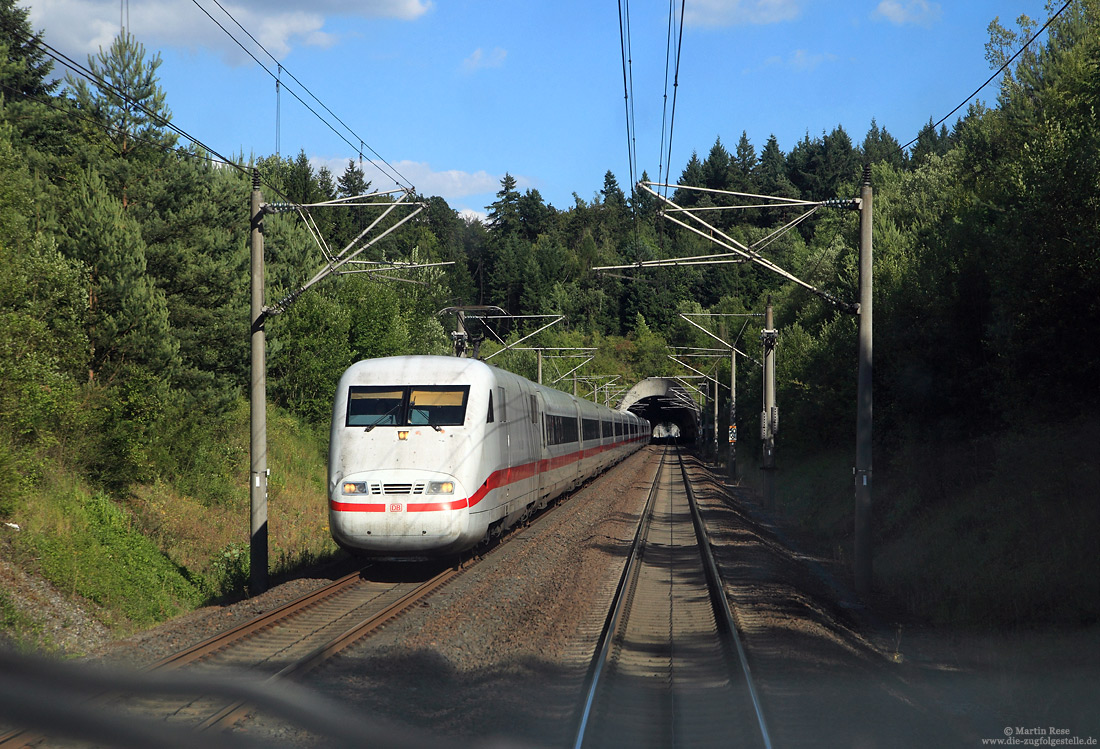 Begegnung auf der Schnellfahrstrecke Mannheim – Stuttgart zwischen Kraichtal und der Überleitstelle Eisenhut mit dem ICE1090 (München Hbf – Berlin Südkreuz), am 25.6.2014.