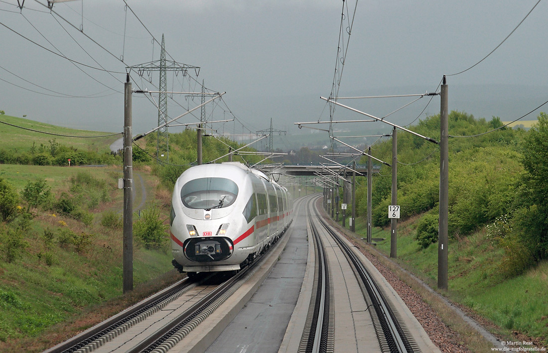 Mit 300 km/h donnert der ICE628 (Essen Hbf – München Hbf) am 17.5.2010 bei Bad Camberg über die „Rennbahn“. 