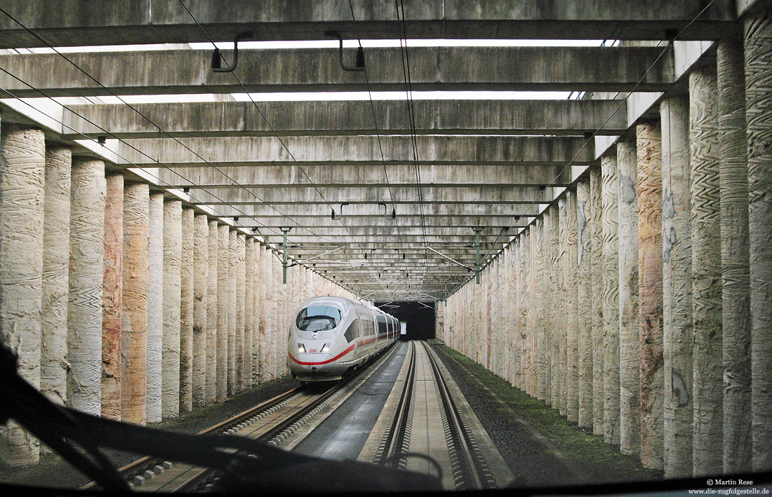 Beim Bau der Schnellfahrstrecke Köln – Rhein/Main mussten viele Kunstbauten errichtet werden. Darunter auch das Überführungsbauwerk Windhagen, wo die Strecke in Kilometer 47,0 die Bundesautobahn A3 kreuzt. Hier hat der ICE208 aus Basel am 26.1.2011 nur noch knapp 20 Kilometer bis zum nächsten Halt Siegburg/Bonn.