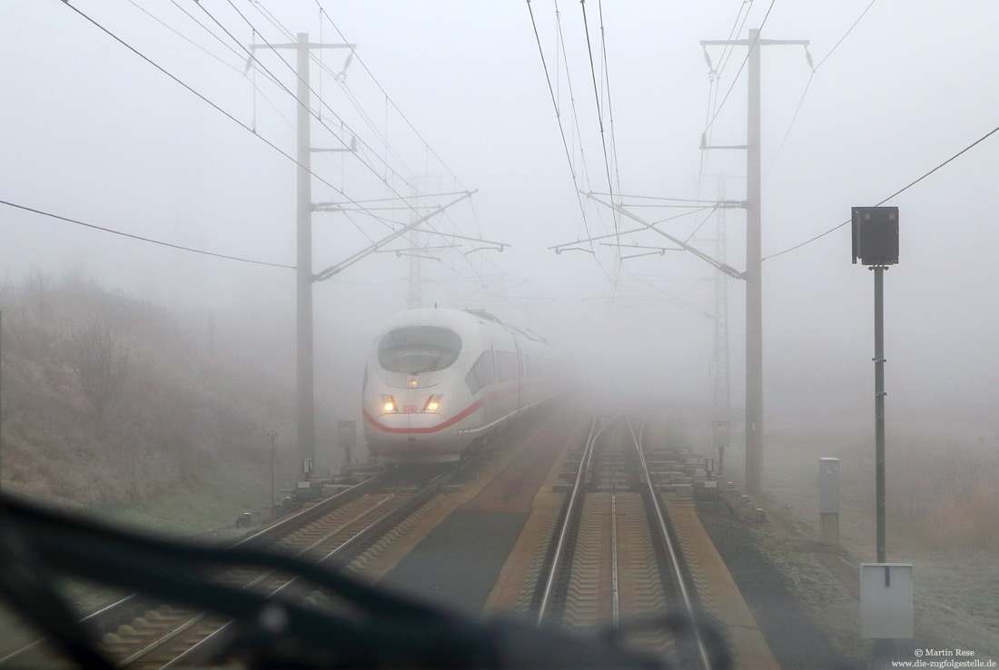 Dichte Nebel herrschte am 30.12.2016 zwischen Köln und Frankfurt. In Limburg Süd musste ich schon sehr schnell reagieren, um den entgegenkommenden ICE auf den Chip zu bannen!