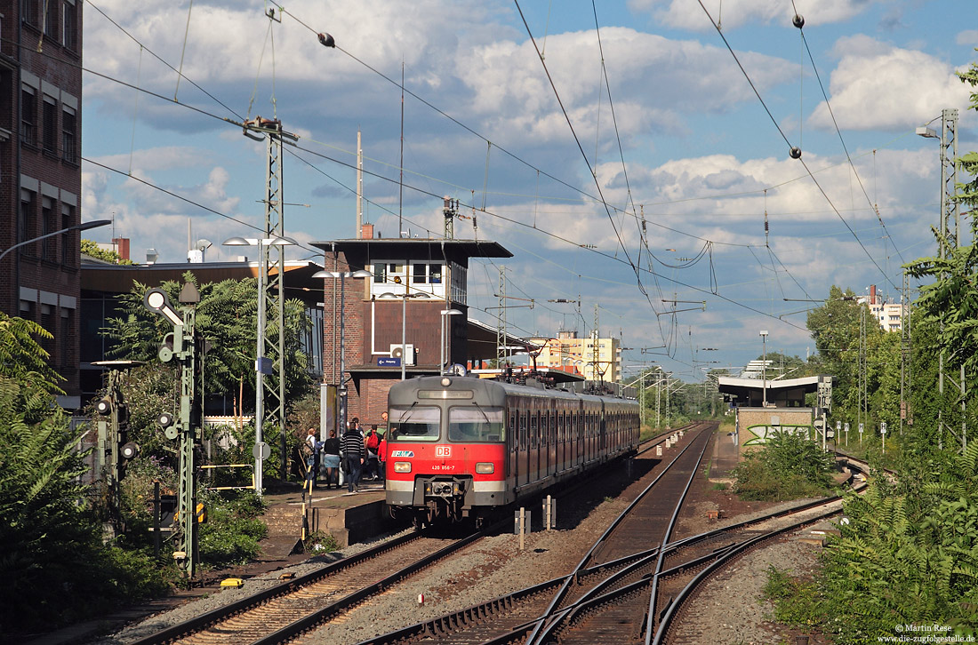 Unterwegs als S8 nach Wiesbaden Hbf macht am 24.8.2010 ein 420-Doppel in Rüsselsheim Station. Die „heiligen ET“ der Baureihe 420 trugen einst die Gesamtlast des S-Bahnverkehrs in München, Stuttgart, Frankfurt und an Rhein und Ruhr. 