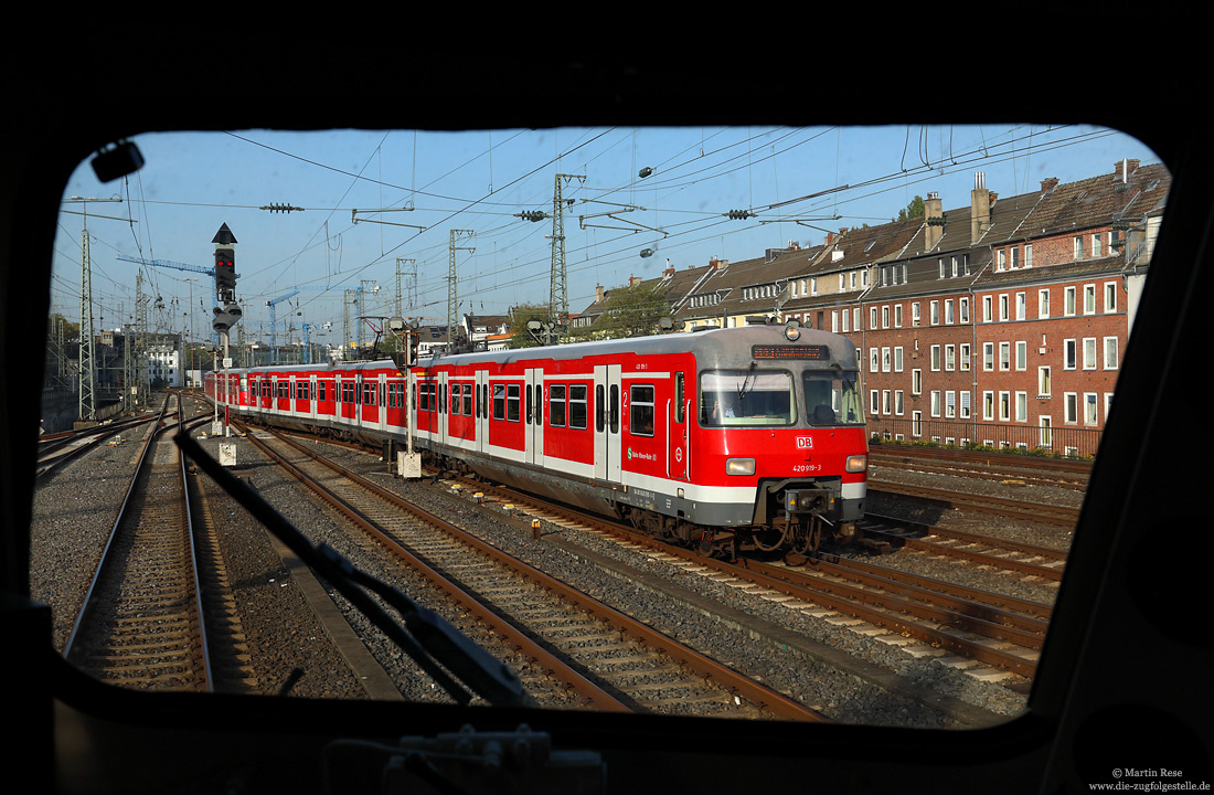Beim Warten auf die Einfahrt in den Düsseldorfer Hauptbahnhof begegnet mir am 23.10.2019 der 420 919, der als S68 auf dem Weg nach Langenfeld ist. Unverkennbar aus einer 
