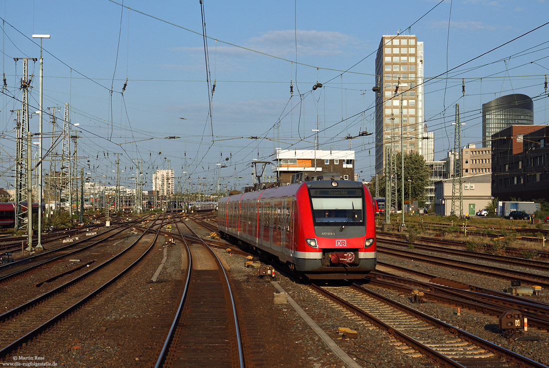Der S-Bahnverkehr an Rhein und Ruhr ist in fester Hand der Triebwagen der Baureihe 422. Am Abend des 18.9.2018 hat der 422 503 als S2 nach Essen Hbf den Dortmunder Hauptbahnhof verlassen.