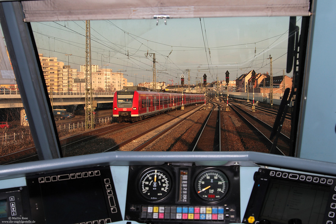 Immer wieder kommt man auf der Fahrt von Mainz Hbf nach Mannheim Hbf in Ludwigshafen außerplanmäßig zum Halten. Bei einem solchen Halt habe ich am 22.3.2010 die RB18064 (Mannheim-Friedrichsfeld – Mainz Hbf) abgelichtet.