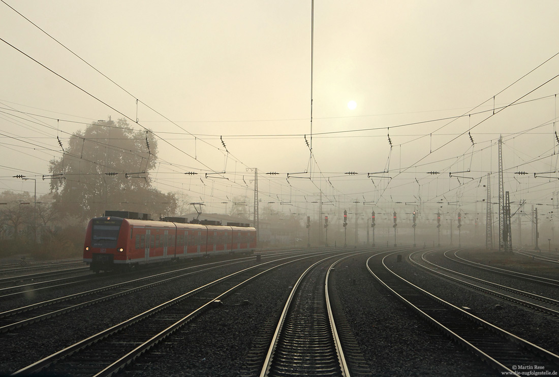 Die morgendliche Sonne des 13.11.2012 kämpft sich gerade durch den Frühnebel, als der 425 755 als RB38722 (Mannheim-Friedrichsfeld – Mainz Hbf) in Mannheim Hbf einfährt.