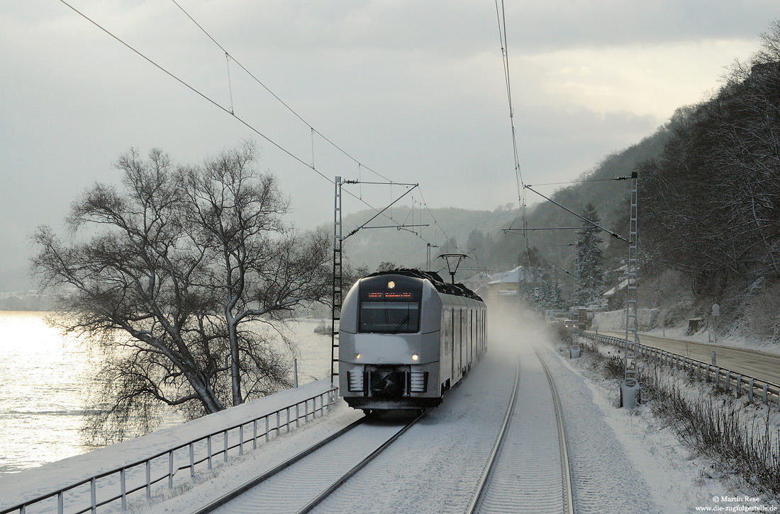 406 der Mittelrheinbahn bei Koblenz Stolzenfels auf der linken Rheinstrecke im Schnee