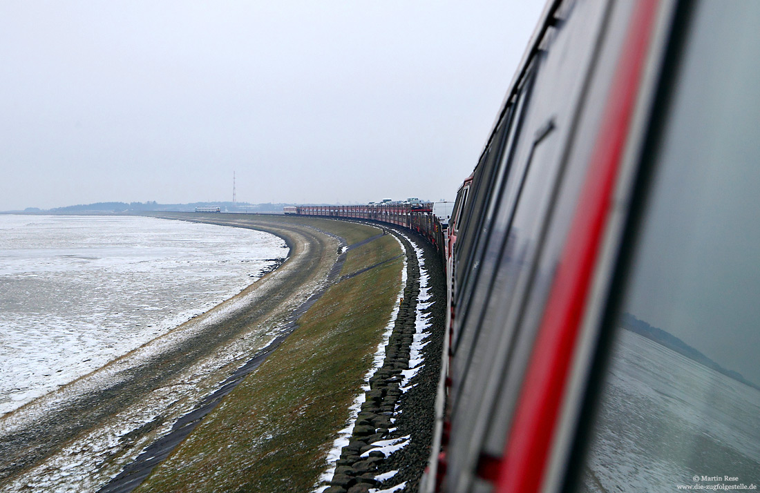 Im hohen Norden aus der ersten Reihe: Blick aus einer Lok der Baureihe 218 auf den Hindenburgdamm
