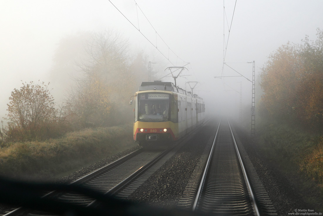 Der S-Bahnverkehr rund um Karlsruhe wird mit Zweisystem-Stadtbahnwagen der AVG abgewickelt. Neben den Einsätzen auf dem Streckennetz der AVG verkehren die Zweisystemtriebwagen auch auf Strecken der DB. Zwischen Bietigheim (Baden) und Durmersheim rollt der AVG840 als S4 am 13.11.2012 nach Karlsruhe.