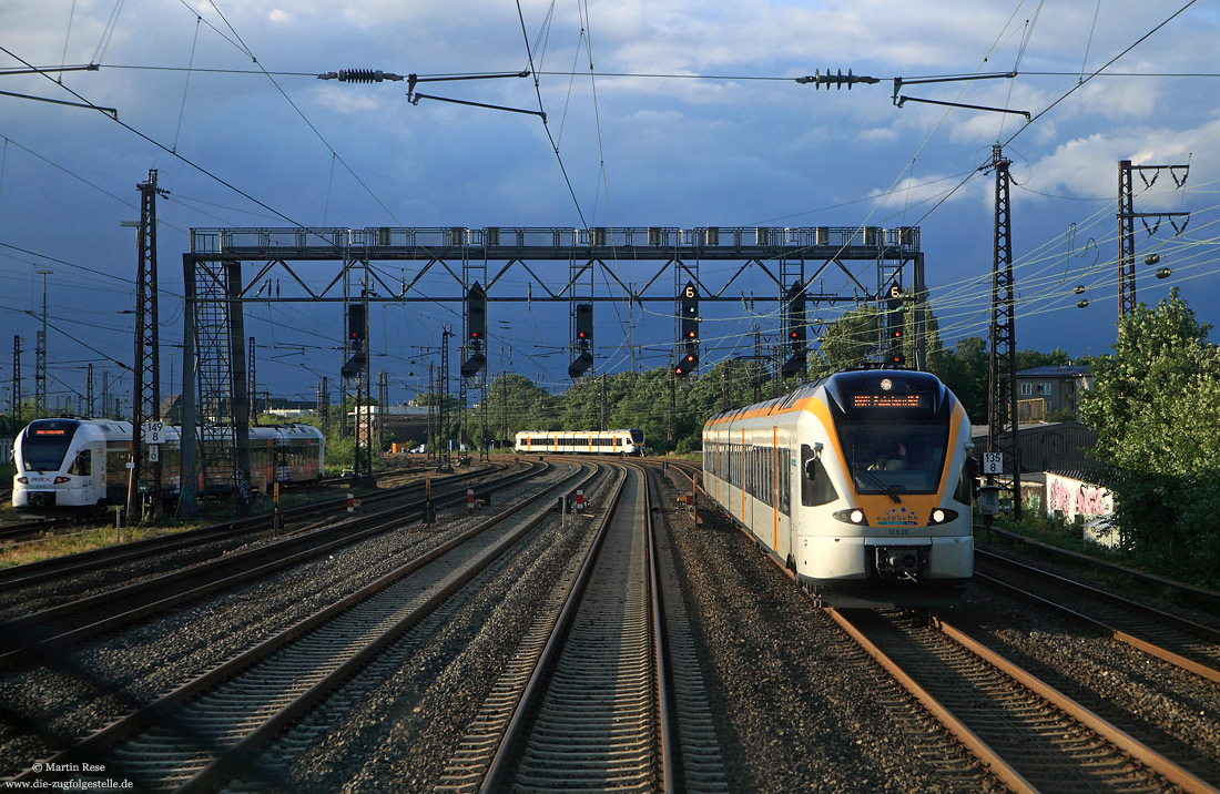 An der Signalbrücke in Hamm/Westf. habe ich schon so manchen entgegenkommenden Zug in Szene gesetzt, weil man hier öfter mal „Halt“ hat. Am 23.6.2012 verlässt der ET5.20 als ERB90115 nach Paderborn den Bahnhof Hamm.