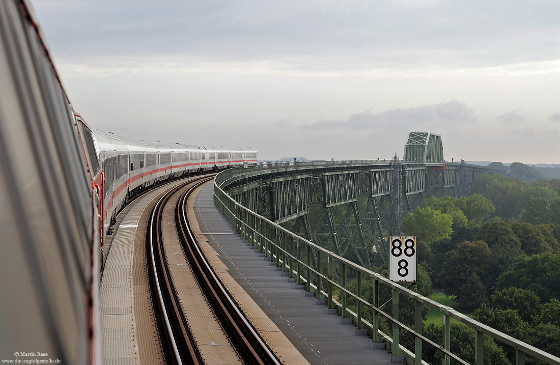 Der Blick aus dem Seitenfenster der 218 366 auf die Hochbrücke und den IC2314 zeigt wie eindrucksvoll diesen Bauwerk ist, 24.9.2009!
