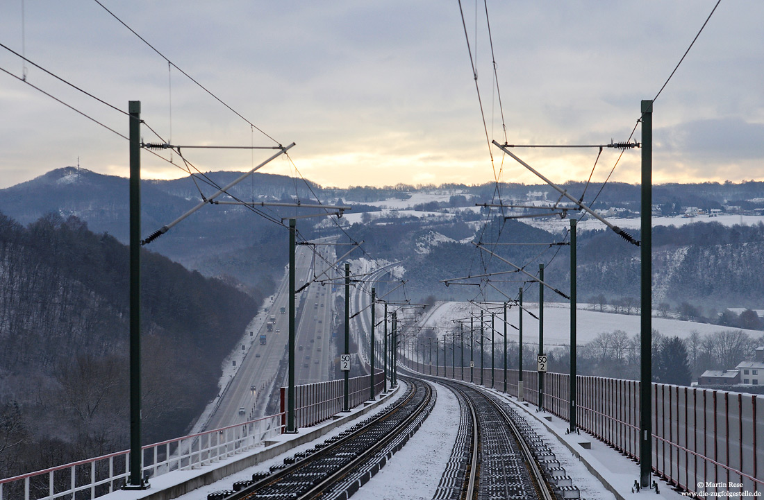 Das Hallerbachtal mit der 992 Meter langen Hallerbachtalbrücke und der 387 Meter langen Wiedtalbrücke ist eine der eindrucksvollsten Stellen auf der Schnellfahrstrecke Köln-Rhein/Main. Aus Köln kommende Züge erreichen hier erstmalig die 300km/h-Marke. So auch mein 403 051, mit dem ich an diesem 21.2.2010 auf dem Weg von Köln nach Karlsruhe war.