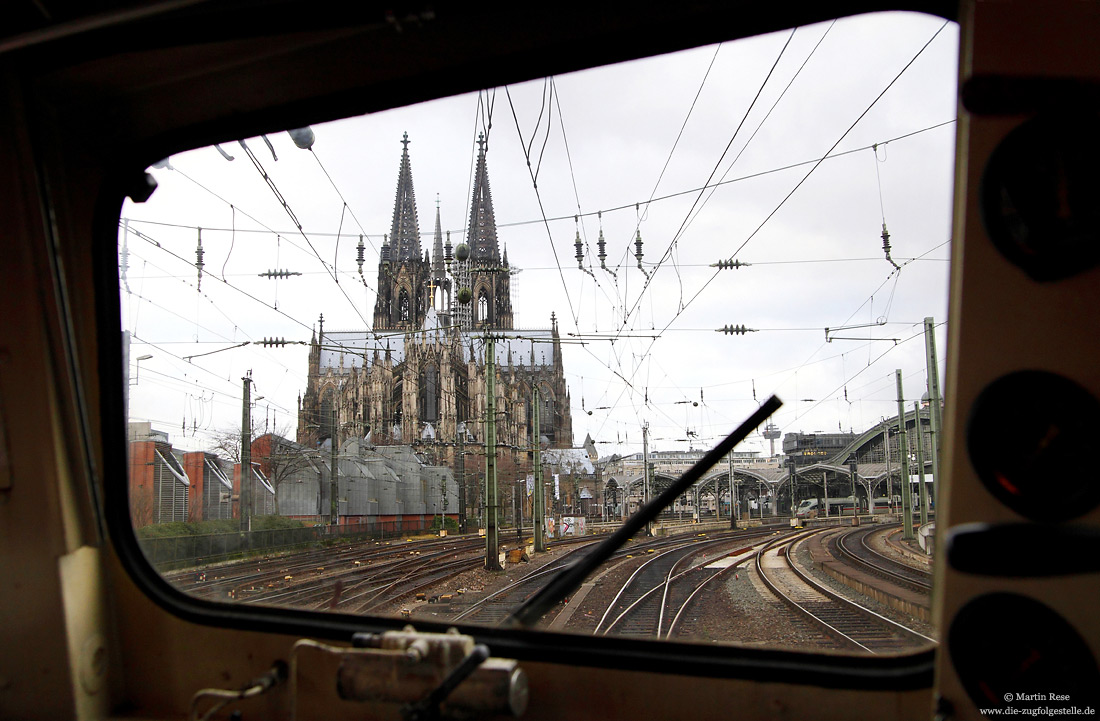 Blick aus einer Bügelfalte (Baureihe 110) bei der Einfahrt in den Kölner Hauptbahnhof