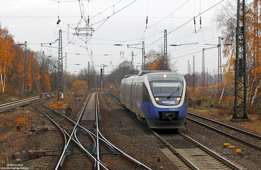 Die Emschertalbahn (RB43) führt von Dortmund Hbf über Castrop-Rauxel Süd und Wanne-Eickel Hbf nach Dorsten. Zwischen 2006 und 2015 wurde diese Linie von der NordWestBahn betrieben. Am herbstlichen 26.11.2011 fährt die aus Dortmund kommende NWB75178 in Herne ein. Im Dezember 2015 wurde der Betrieb auf dieser Strecke von DB-Regio übernommen.