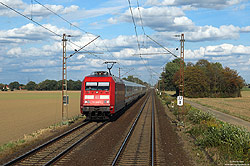 Westlich von Lindhorst begegnete mir am 13.9.2019 die 101 010 mit dem IC1921 nach Köln Hbf.