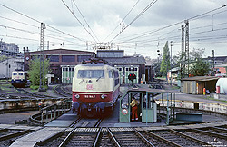 Im Bw Köln-Deutzerfeld wird die 103 194 auf der Drehscheibe gedreht, 13.4.1998. Obwohl die „edlen Renner“ in Frankfurt und Hamburg zu Hause waren, gehörten die in der Domstadt zum gewohnten Bild.