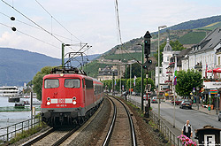 110 410 in verkehrsrot aus der ersten reihe in Rüdesheim am Rhein