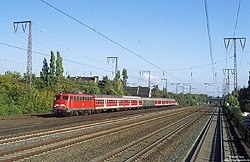 110 504 ex 112 504 mit einer Regionalbahn bei Duisburg Hbf