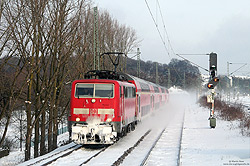 111 149 mit Regionalexpress bei Wuppertal Vohwinkel im Schnee