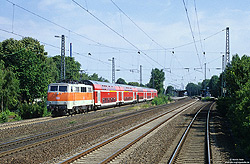 Am 15.7.2002 fährt die Dortmunder 111 154 mit dem RE10029 aus Aachen bei Düsseldorf-Benrath nach Bielefeld Hbf.