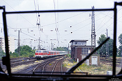 Blick aus 110 156 im Bahnhof Krefeld Hbf am 28.6.2001: Aus Siegen kommend fährt die 111 156 mit einem Regionalexpress in den Bahnhof ein.