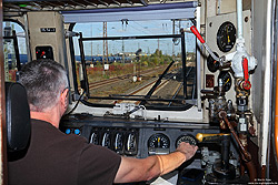 Am 7.10.2022 konnte ich dem Lokführer der 115 114 des DB-Museums über die Schulter schauen. Die Lok war, mit der 103 235 im Schlepp, auf dem Weg von Koblenz-Lützel nach Seelze.