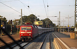 120 125 mit einem aus DB- und SBB-Wagen gebildeten InterCity im Bahnhof Minden