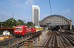 Hinter der 120 502 verbirgt sich die 120 160, die Anfang 2005 von DB-Fernverkehr an DB-Systemtechnik verkauft wurde. Am 24.8.2011 war die Lok in Hamburg Dammtor auf Messfahrt.