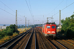 Am Morgen des 29.7.2003 begegnete mir nahe Bielefeld Brake die 140 173 mit einem Güterzug.