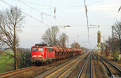 Im Bahnhof Rehren (Strecke Wunstorf – Löhne) wartet die Gremberger 140 716 mit einem Güterzug am 28.11.2008 die Überholung durch einen ICE ab.