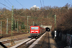 Mit einer Regionalbahn aus Heilbronn hat die 143 140 soeben in Stuttgart Nord den Pragtunnel verlassen und wird in wenigen Augenblicken den Stuttgarter Hauptbahnhof erreichen, 31.3.2009.