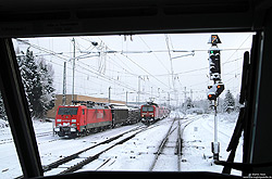 Das Ausfahrsignal von Groß Gerau signalisiert, mit der Signalstellung „Hp1 mit Zs3 (Kennzahl 7)“, dass der Fahrweg über die Verbindungskurve in Richtung Groß Gerau-Dornberg führt. Am Nachbargleis erreicht die mit der 143 238 bespannte RB15712 (Aschaffenburg – Wiesbaden) den Bahnhof, während „Railion“ hier wieder mal geparkt wurde.