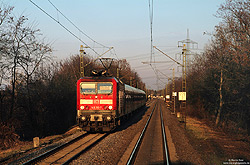 Die tiefstehende Sonne des 13.12.2009 beleuchtet bei Bad Krozingen die 143 312 mit ihrer Regionalbahn nach Basel Bad Bf. Die Freiburger 143 312 zählt zu Lokomotiven dieser Baureihe, die für den Einsatz auf der Rheintalbahn mit Linienzugbeeinflussung ausgerüstet wurden.