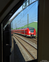 Blick in der Rückspiegel des Taurus 182 505 am 27.3.2025 bei Krefeld Hbf. Hier fährt der 1440 229 als RB33 nach Aachen Hbf.