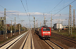 Bei Seelze Rbf hat die 145 034 einen kurzen Kesselwagenzug am Haken.