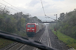 145 077 mit KV-Zug im Regen bei Remagen auf der linken Rheinstrecke