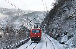 Auch rund um die Loreley zeigte sich der 9.12.2012 sehr winterlich. An der Überleitstelle Urbar Süd rollt die 145 CL 014 mit einem Güterzug gen Norden.