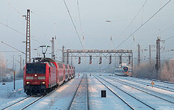 Klirrende Kälte herrscht am Morgen des 30.12.2010, als die 146 023 mit dem RE1 nach Aachen Hbf den Bahnhof Hamm/Westfalen verlässt. Aufgrund der vereisten Fahrleitung brutzelt ein auffälliger Lichtbogen am Stromabnehmer!